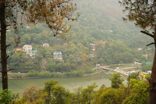 Bhimtal House | Gargi Cottages 1 BR Lake View Stay w Shared pool