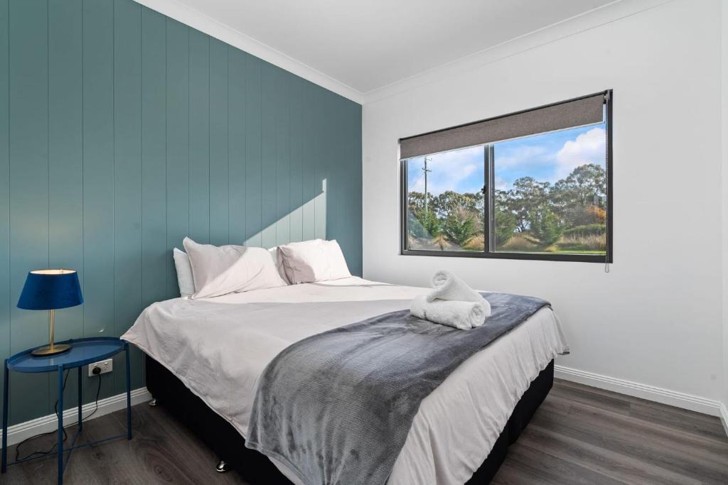 Forest Reefs House | Glenowrie Cottage - 1 King 2 Singles - Near Cadia