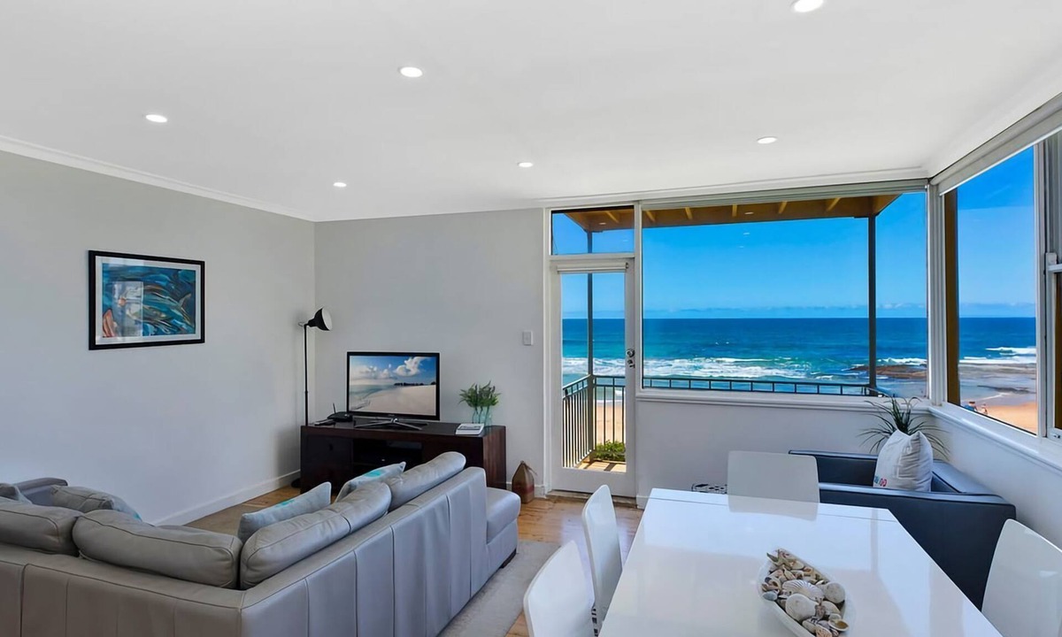 The Entrance Apartment | Golden Sands 1 - Absolute Beachfront