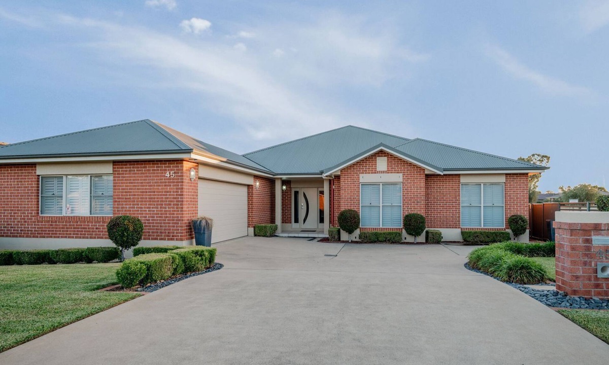 Hillvue House | Golf Course Retreat – 3BR Family Home with Stunning Views