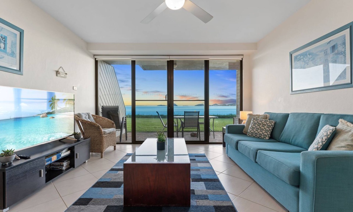 Soldiers Point Apartment | Harbourside, Unit 2/7 Soldiers Point Road - Absolute waterfront unit at Sunrise Beach