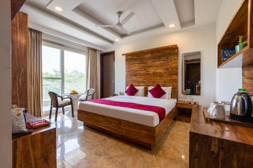 DLF Phase 3 Hotel | Haris Court Cyber City