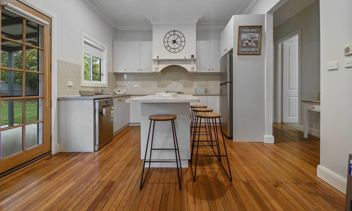 North Wagga Wagga House | Hayes Corner Cottage Walk to River North Wagga