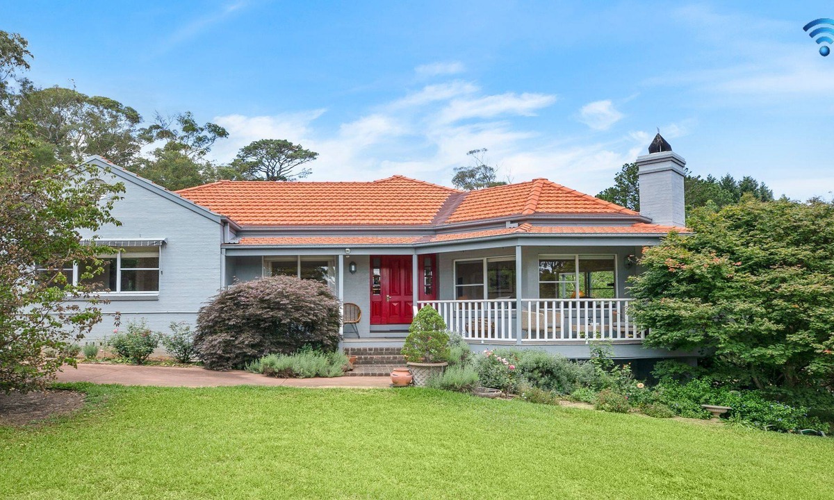 Bowral House | Hillview Cottage – beautiful gardens, distant views and a comfortable stroll to town