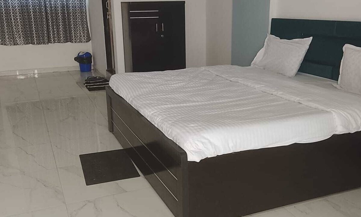 Surat District Hotel | Hotel Krishna Rooms