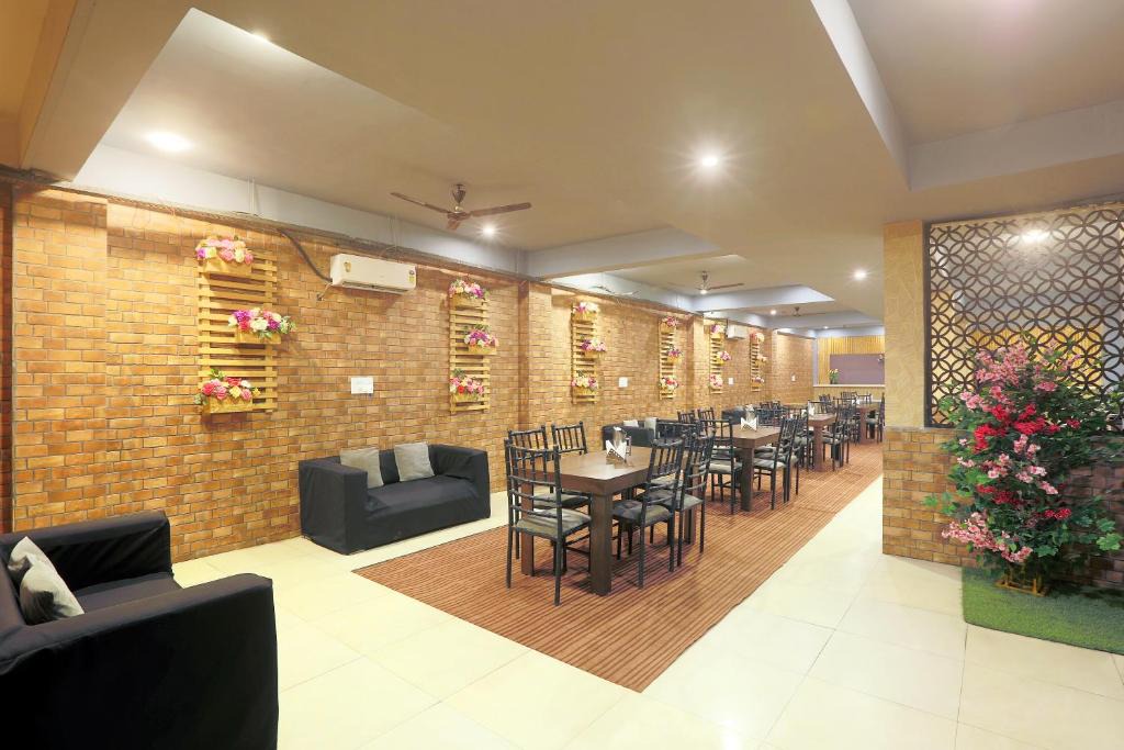Noida Hotel | Hotel Lemon Suites & Banquet By Aura