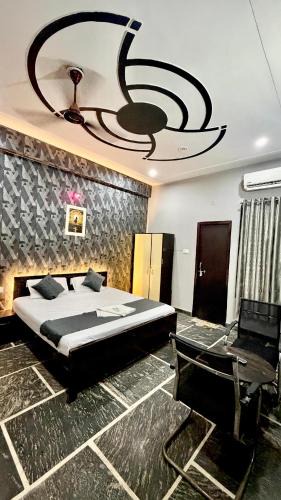 Gomti Nagar Hotel | Hotel Madhav Inn