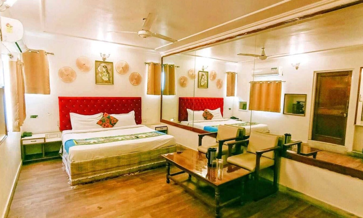 Sindhi Camp Hotel | Hotel Pink Palace