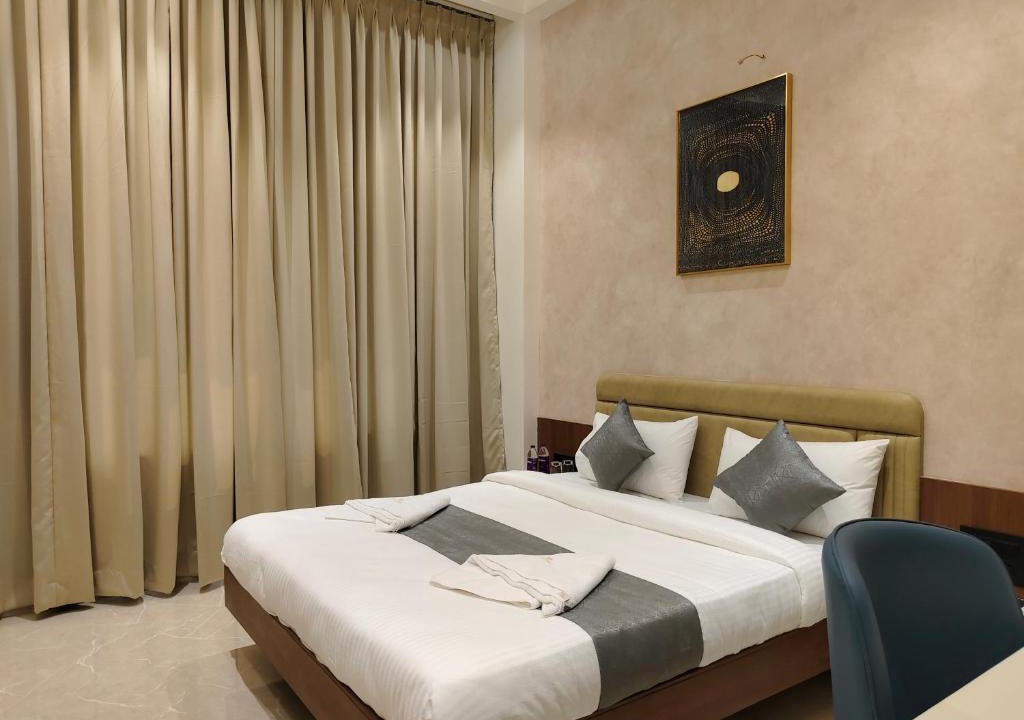 Dhule Hotel | Hotel Raas Vrindavan