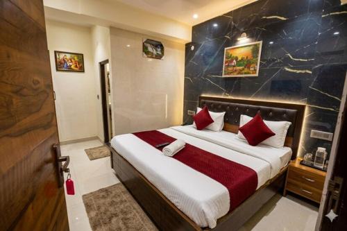 Delhi Hotel | Hotel SPS 2 Min Walk From Kaushambi Metro Station
