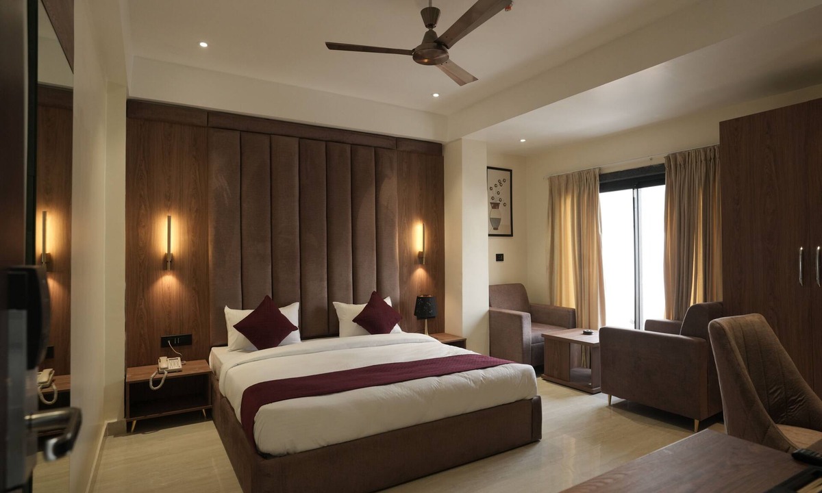 Gomti Nagar Hotel | Hotel SS4 Crystals