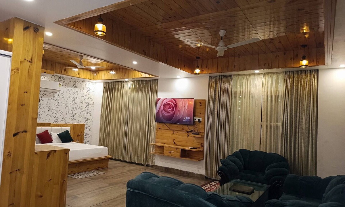 Sidhpur Hotel | Hotel The Crown