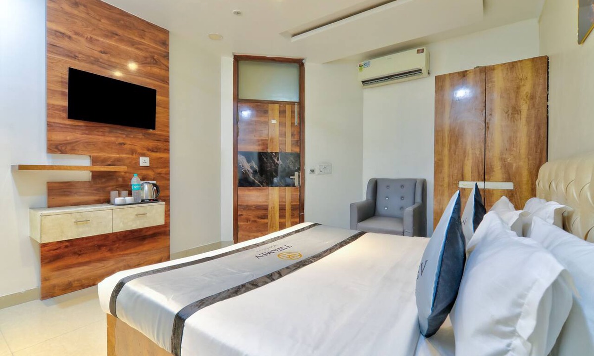 Pashim Vihar Hotel | Hotel Twamev Peeragarhi