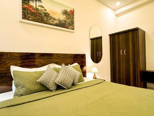 Mathura Hotel | Hotel Vrinda Sarovar 800 m from mathura junction
