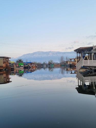 Dal Lake Boat Rental | Houseboat Hood