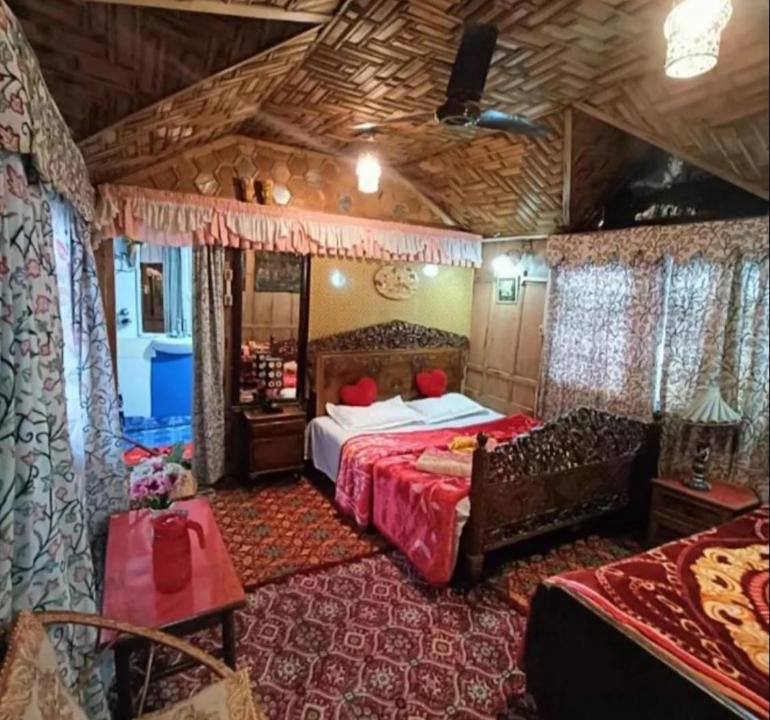 Dal Lake Hotel | Houseboat young Minar