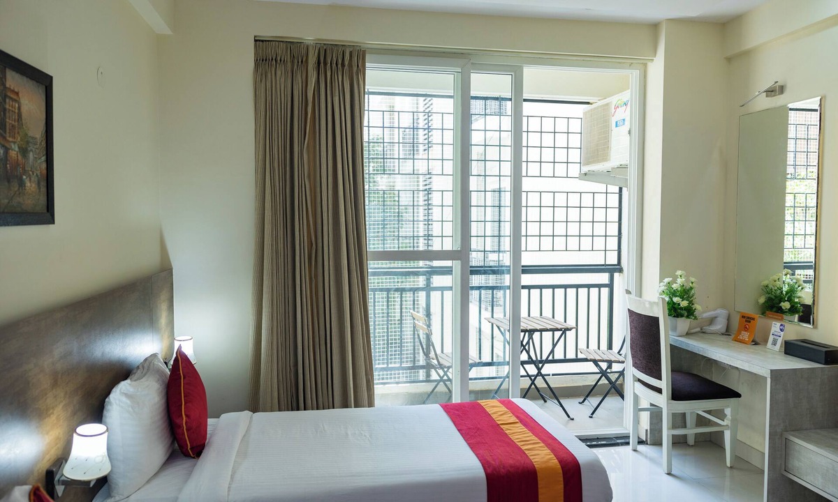 Pulikeshi Nagar Hotel | Ishwerya Suites