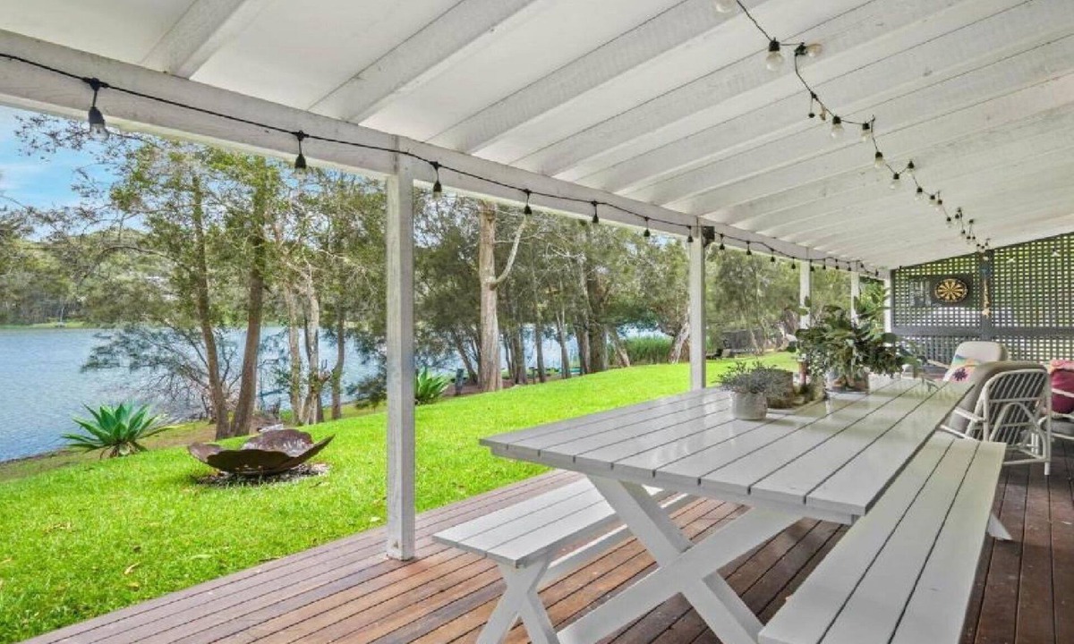 Avoca Beach House | Lake House Hideaway - Serene Lakeside Retreat