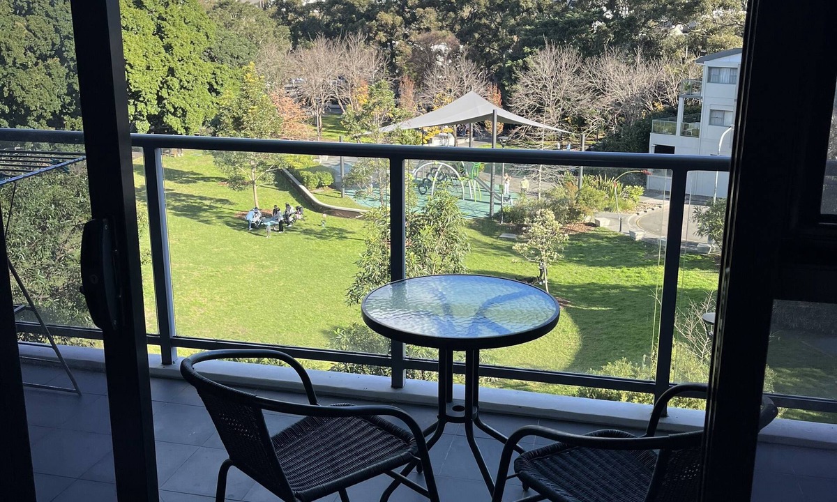 Zetland Apartment | Large two Queen bed apartment- spa/pool area access