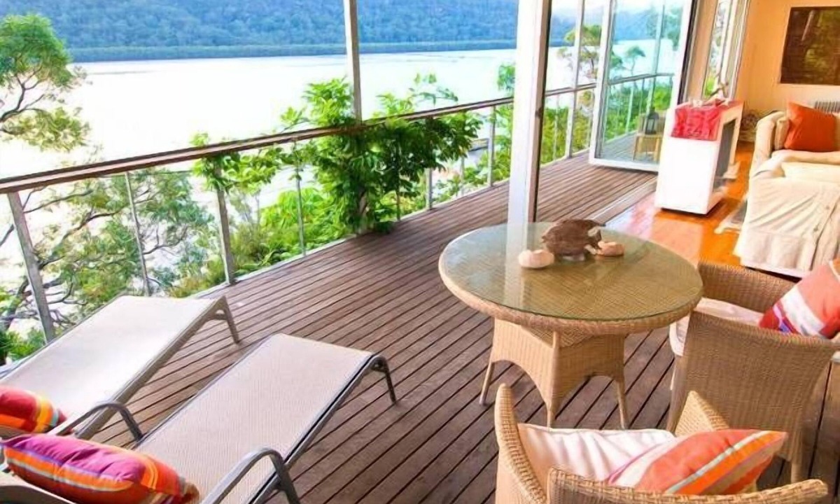 Bar Point House | LATITUDE 33 . arrive by boat . HAWKESBURY RIVER . Private Waterfront W Jetty