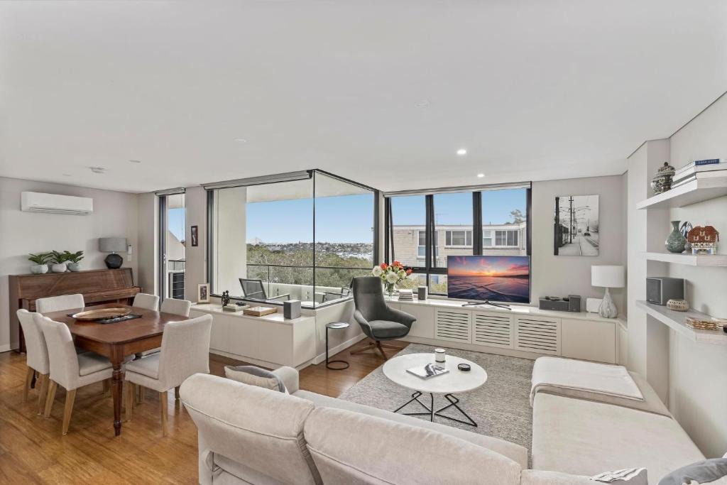 Waverton Apartment | Light filled apartment with sweeping harbour views