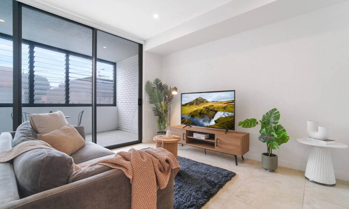 Marrickville Apartment | Light-Filled Homey 2BR Free Parking