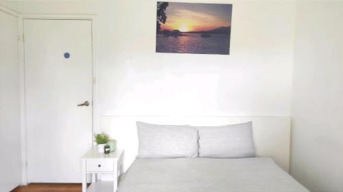 Glenfield House | Lovely Queen Room + TV +Wifi FREE Parking Pet Friendly