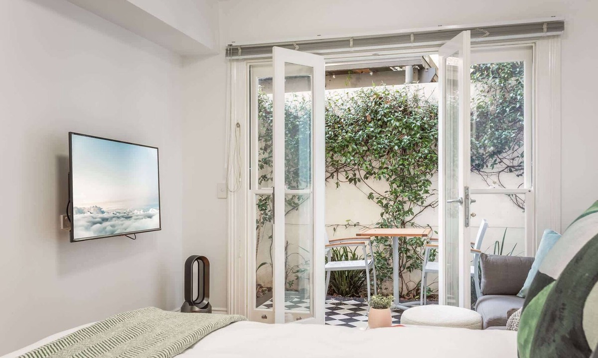 Lewisham Apartment | Lovely Studio with Patio 25 min from Sydney CBD