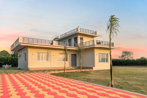 Faridabad Villa | Lustra farms by Alaya Stays