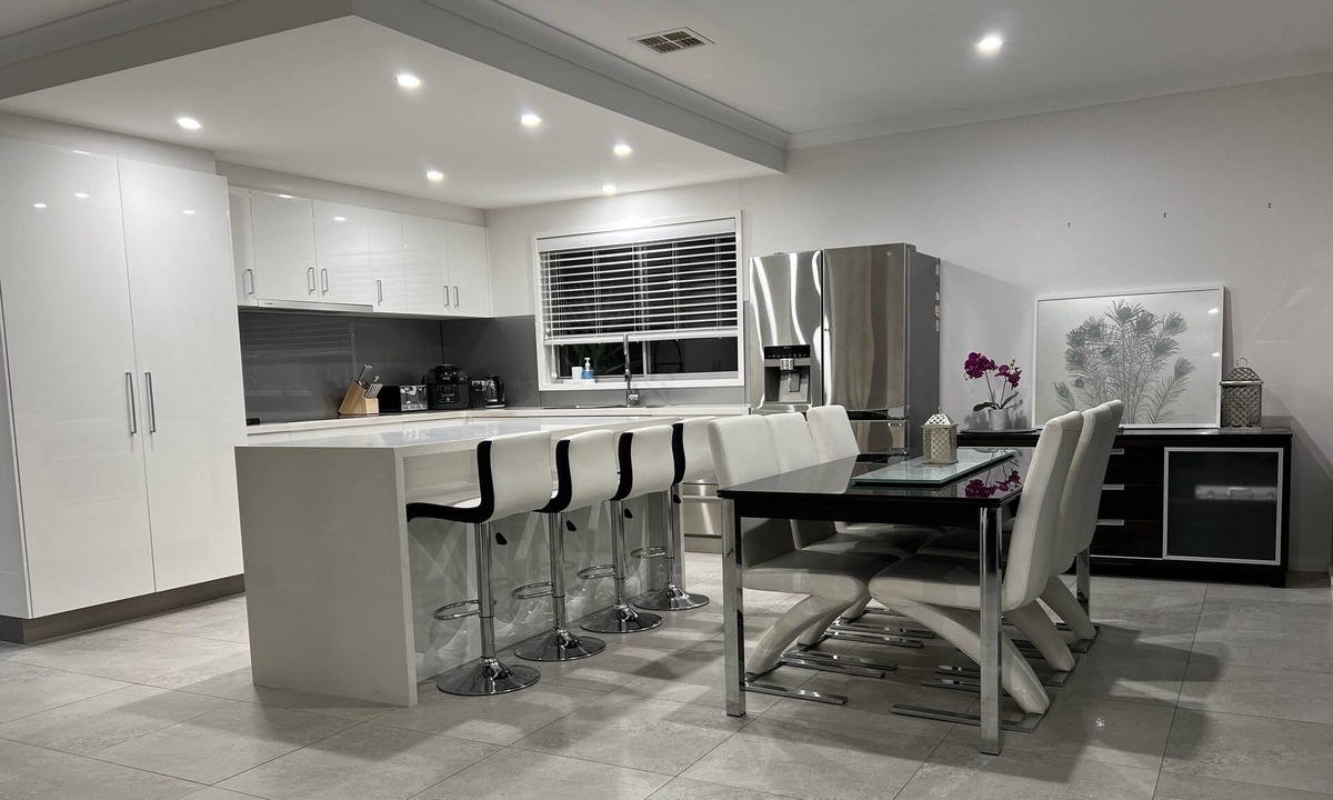 Casey House | Luxe Gungahlin 5 Bedroom Home Views Wifi Netflix Wine