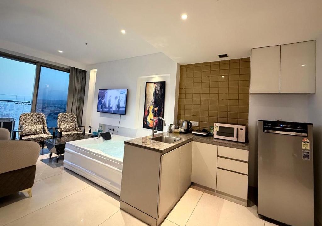 Gurugram Apartment | Luxe jacuzzi studio key 2