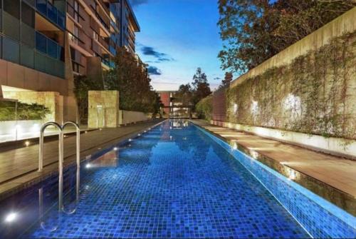 Camperdown Apartment | Luxury 2 BR , Pool Gym Parking Sydney CBD getaway
