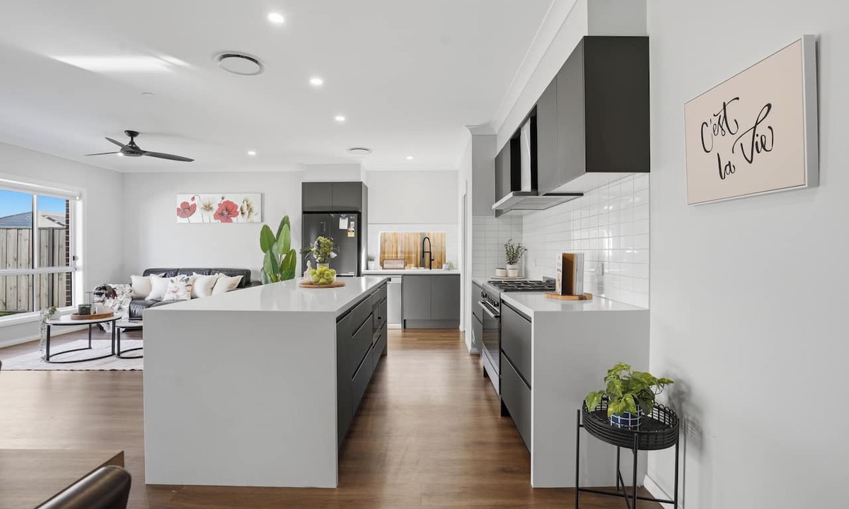Gledswood Hills House | Luxury 4BR Gledswood Residence | Stylish Escape for Families & Groups