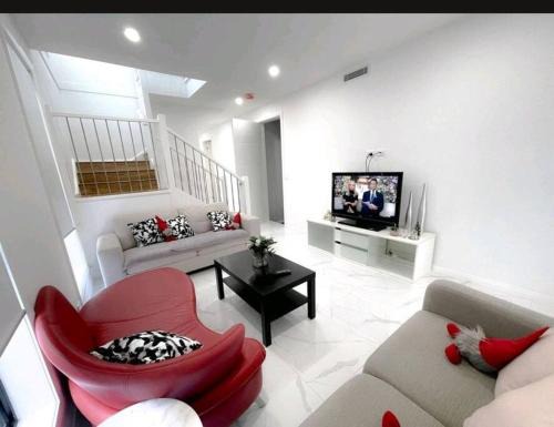 The Ponds House | Luxury New 5 Bedroom 3 Bathroom+ Study/Back Yd
