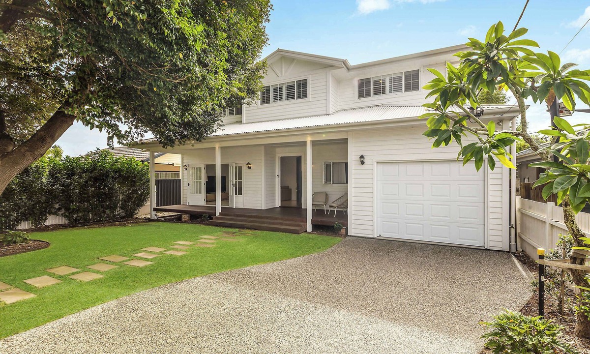 Umina Beach House | Luxury Umina Manor | Sleeps 12, Fire Pit, Beach