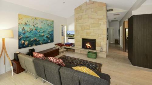 Macmasters Beach House | Mackaren's Lodge - Chic
