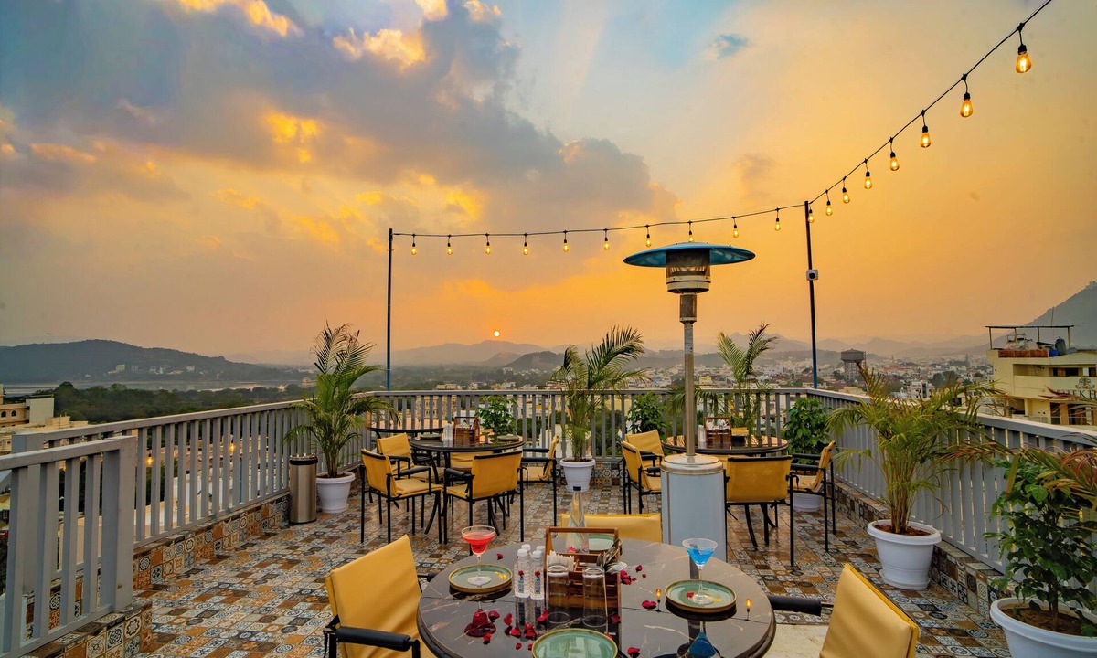 Mali Colony Hotel | MAYA'S MANOR - A Lake View Hotel