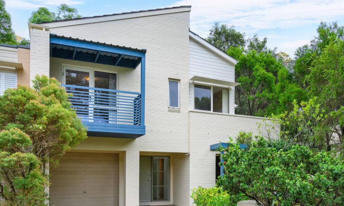 Newington House | MetaWise Newington Chic and Comfortable Queen Bed
