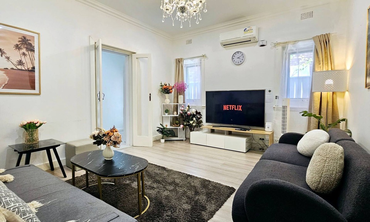 Burwood House | Mins to Mall Convenient 3Beds Classic Charm Home