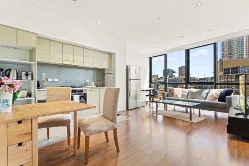 Haymarket Apartment | Modern 1-Bed in CBD with Views near Chinatown