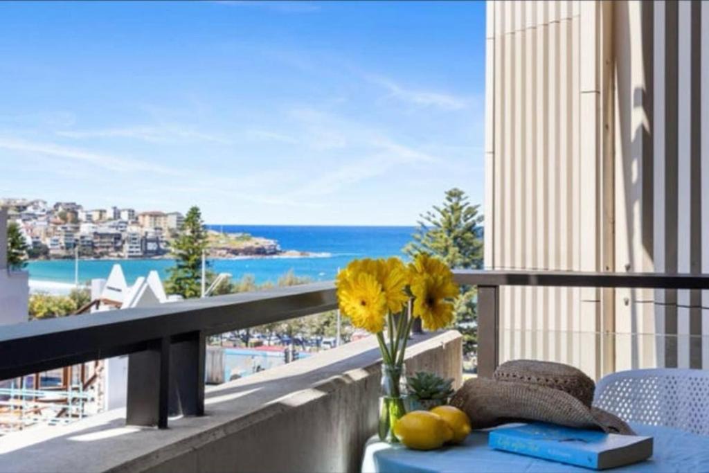 Bondi Beach Apartment | Modern Beach Ocean View 1 BDR Parking Balcony AC