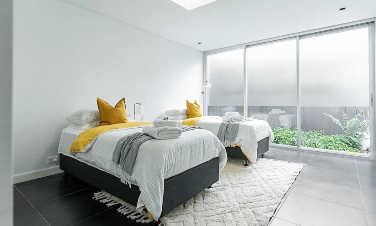 Willoughby Apartment | Modern Chic townhouse in private location