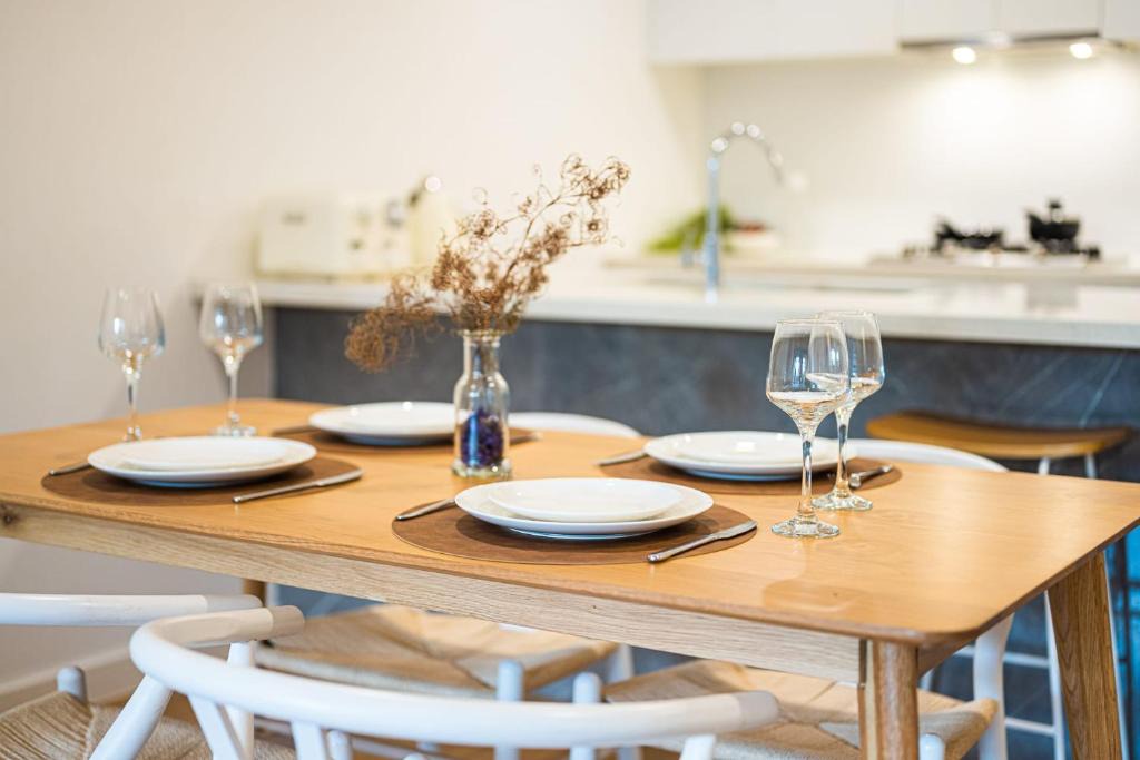 Ryde Apartment | Modern Urban Retreat Stylish Apt in Ryde's Heart