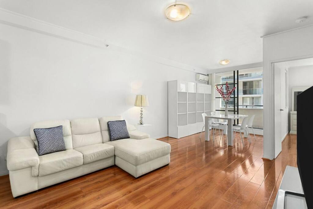 Mosman Apartment | MUS21 - Modern 1 bedroom w study and parking - Nth Sydney