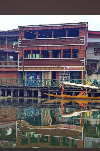 Dal Lake House | N residency