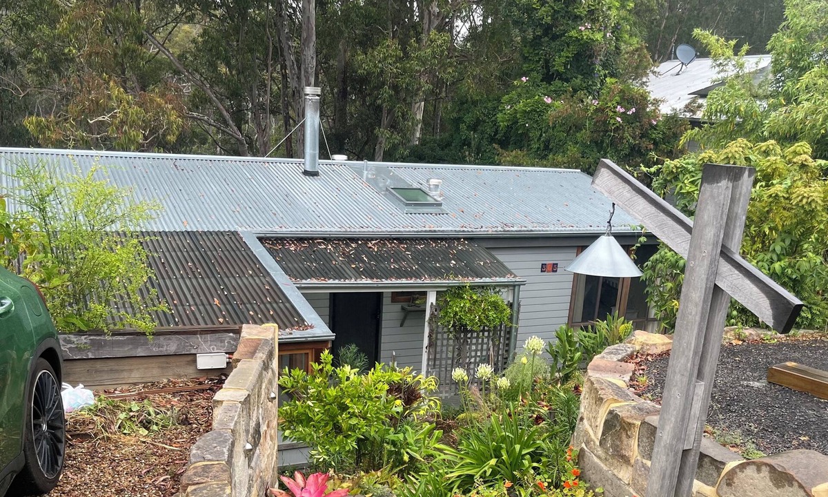 Moruya Heads House | Nestled in the bush overlooking the river and 5 minutes to patrolled beach