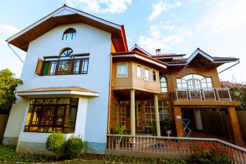 Srinagar House | Nuh Villa - A Luxury Homestay near Srinagar Airport