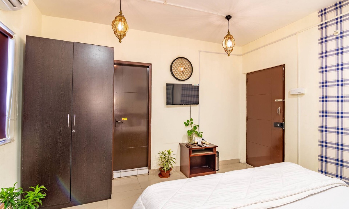 Kolkata Hostel | Offbeat CCU on EM Bypass