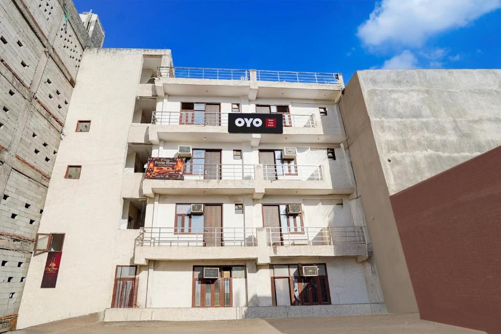 Sainik Farm Hotel | OYO 84430 Cozy Prime Rooms