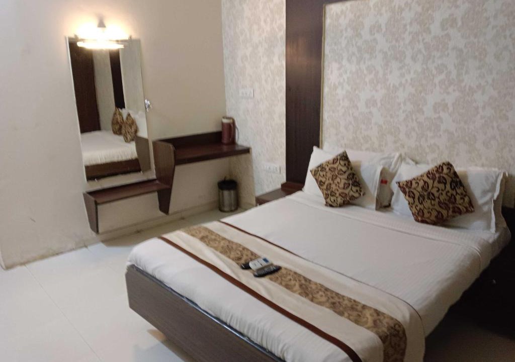 Sarkhej Hotel | OYO 92789 Hotel Royal